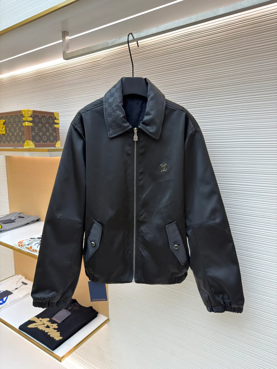 LOUIS VUITTON Reversible Tunic Jacket ●Original version: 25800 purchase and development ●Item number: 1681139-C10 ●Fabric: polyester nylon fabric ●Technology: jacquard production ●Version: fitted version ●Weight: about 765 grams ●Size: S-M-L-XL ●Description: Solid color satin + classic Der decoration , full of satin luster, paired with the iconic pattern of jacquard texture on the leather collar, retro and modern, with metal initials embellishment on the chest, low-key but sharp, full of aura! Side B: iconic jacquard woven Monogram pattern, on a black base, the same color Monogram jacquard is low-key and luxurious, the delicate texture instantly enhances the sense of luxury, and the control of details is ecstatic! Zipper closure + black pearl-effect button pockets: a perfect fusion of practicality and aesthetics, with a full sense of ritual. Solid color pockets with flaps on both sides + solid metal details: a collision of retro and futuristic styles, making it a blockbuster at any time. Two large jacquard textured side pockets on the other side: both practicality and design, concave shape artifact ~ double-sided life, switch at will. A-side debut: with silk long skirt +, satin gloss + metal logo, instantly transform into a party king, B-side out: matching + White shoes, classic Monogram blessing, retro casual style. This kind of design that combines classicity and innovation to the extreme can’t be mistaken when you close your eyes! The overall wiring is straight and delicate, the fabric is comfortable and soft, and the color is consistent without color difference. It can be matched with the same style to create a fashionable look and control various occasions. Customized accessories, complete with three standards, same style for men and women!